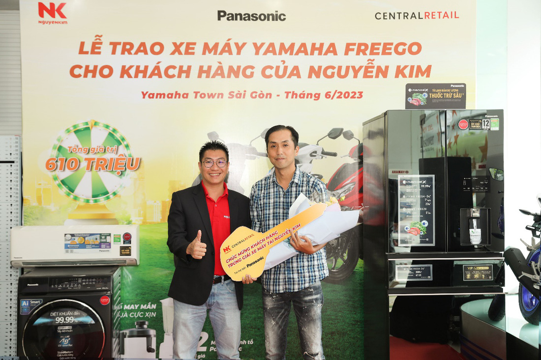 Ông Phùng Hữu Nhân - đại diện Trung tâm mua sắm Nguyễn Kim trao tặng khách hàng