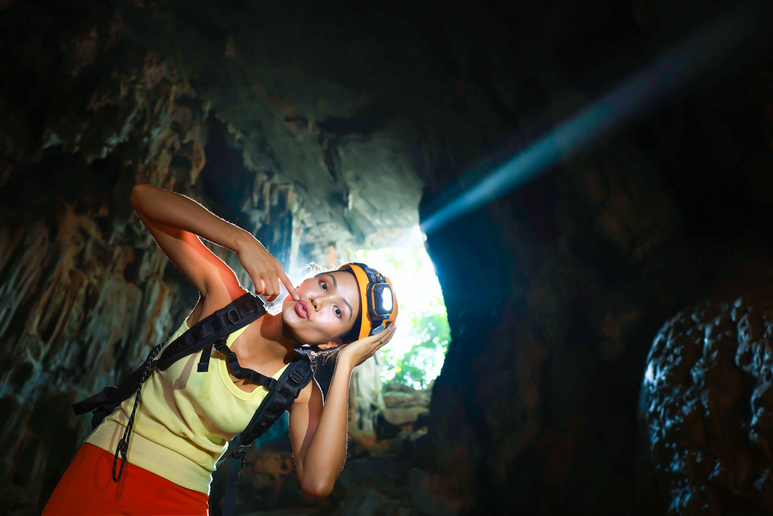 HHen Niê thám hiểm 5 hang động đẹp ngỡ ngàng tại Quảng Bình - Ảnh 1.