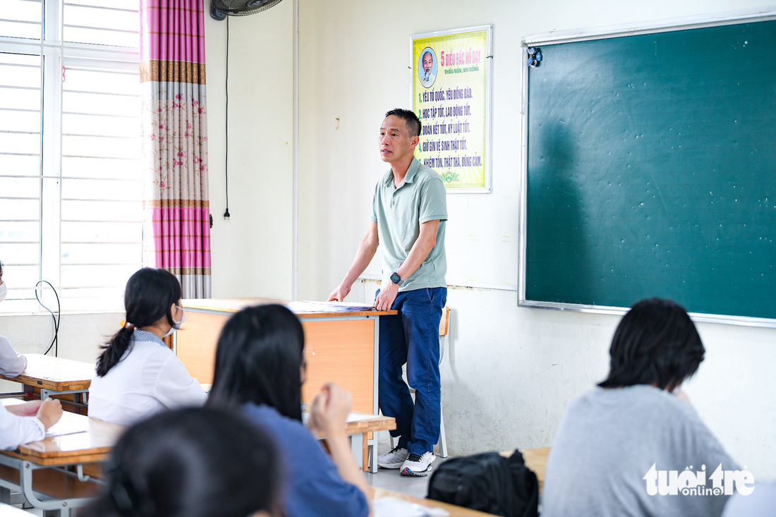 Hơn 100.000 thí sinh làm thủ tục thi lớp 10 Hà Nội, lo cúp điện, ngập úng - Ảnh 8.