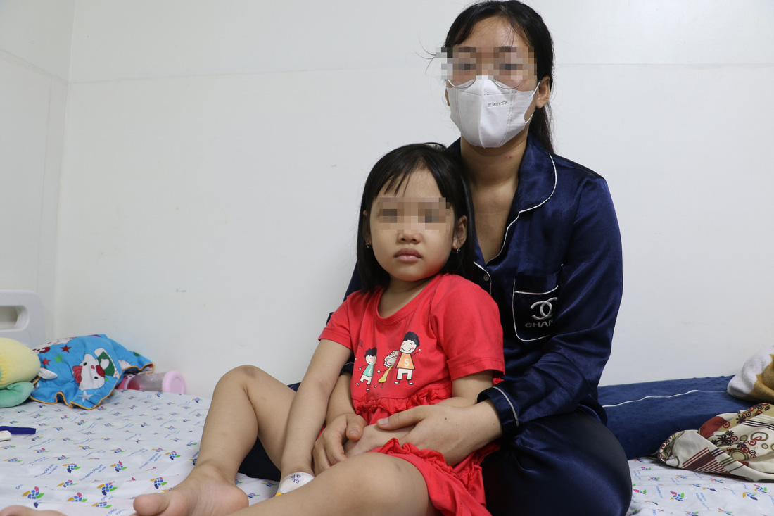 Phạm Ngọc Khả Ngân và mẹ Cao Trang Thanh Đào ở Bệnh viện Nhi đồng TP.HCM - Ảnh: B.MINH