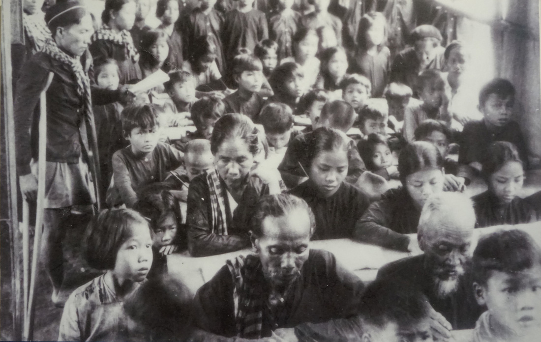 Lớp bình dân học vụ ở xã Hậu Mỹ, huyện Cái Bè, Tiền Giang hưởng ứng phong trào Diệt giặc dốt năm 1951