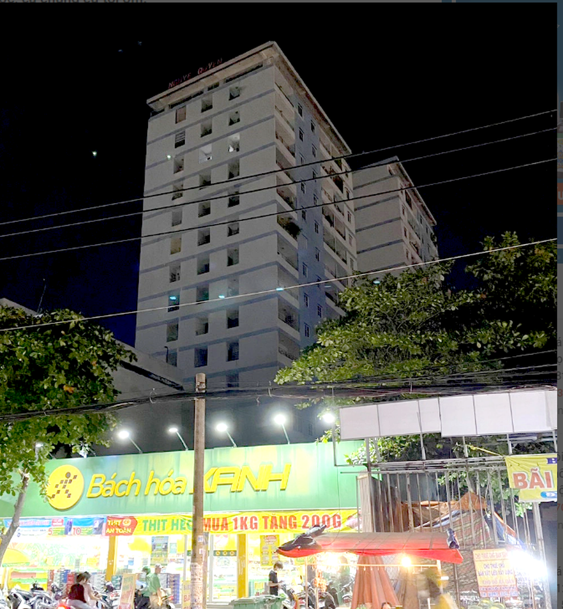 Chung cư Nguyễn Quyền (phía sau Bách Hóa Xanh) bị cắt điện tối om vào tối 26-6 do chủ đầu tư chưa đóng tiền điện khiến người dân vạ lây - Ảnh: T.K.