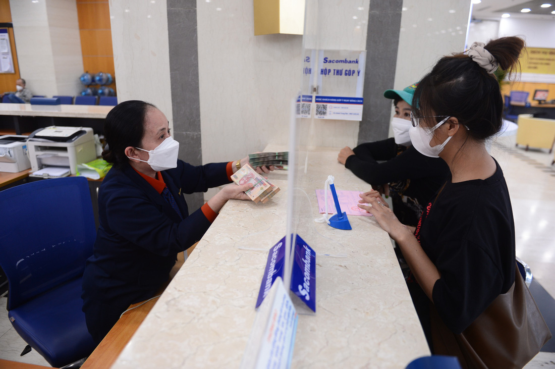 Giao dịch tại Ngân hàng Sacombank - Ảnh: Quang Định