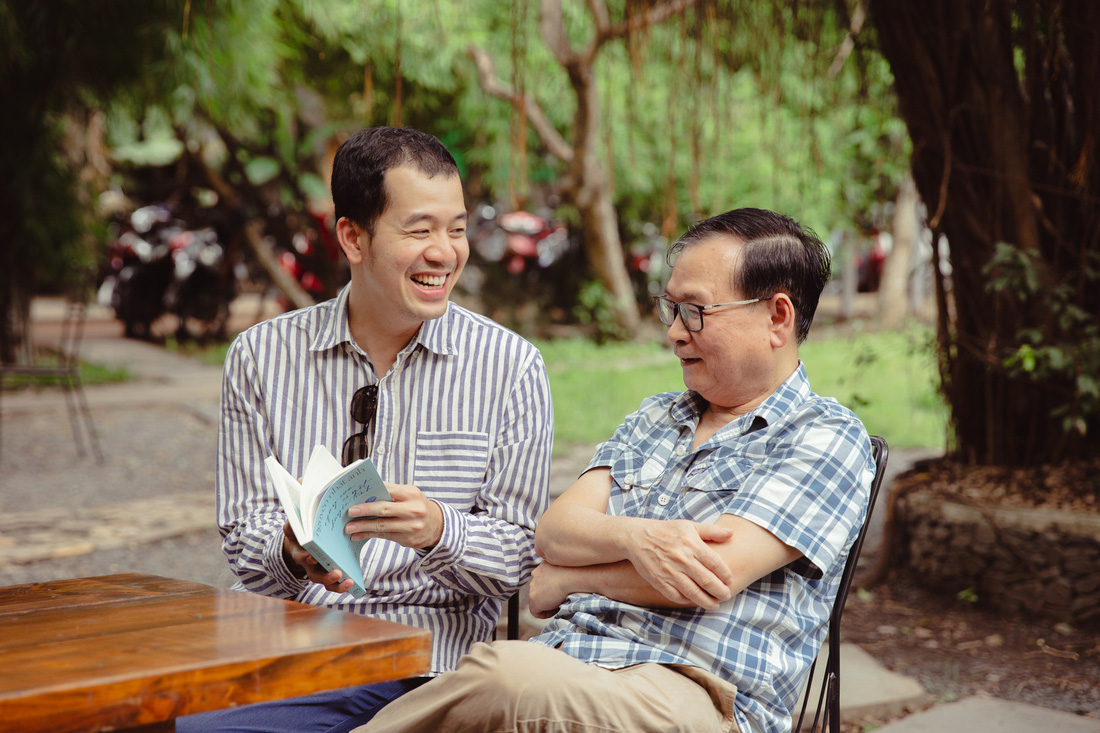 Đạo diễn Trịnh Đình Lê Minh (trái) tham gia hỗ trợ cho các học viên trong khóa học năm nay - Ảnh: NVCC