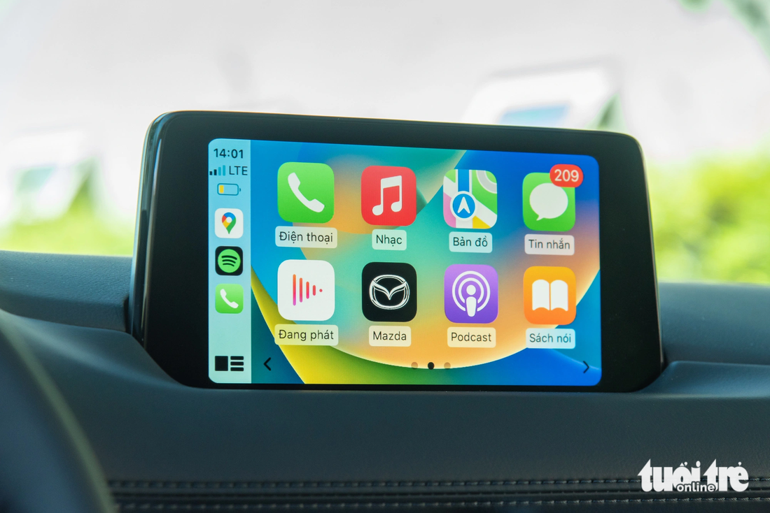 Màn hình trung tâm vẫn là loại 8 inch đặt nổi trên các phiên bản. Apple Carplay và Android Auto được tích hợp sẵn. Riêng phiên bản Premium trở lên sẽ có khả năng kết nối không dây cho tính năng Apple Carplay