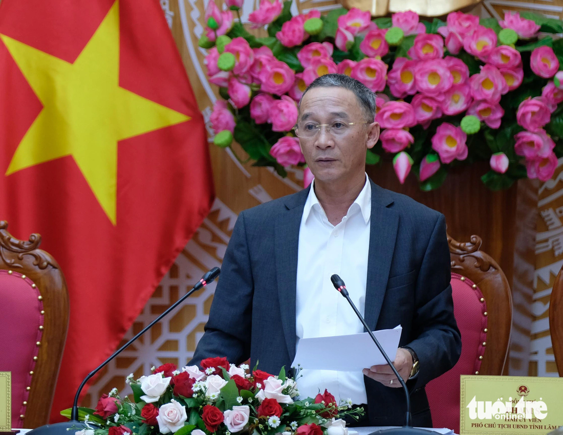 Ông Trần Văn Hiệp, chủ tịch UBND tỉnh Lâm Đồng, trao đổi về vụ sạt lở - Ảnh: M.V