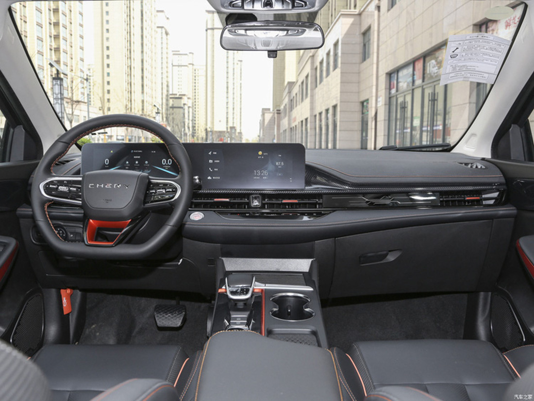 Bên trong cabin, Omoda S5 GT vẫn được trang bị hai màn hình điện tử như mẫu S5, được tinh chỉnh về cách bố trí khi được nối liền vào nhau giống nhiều mẫu xe như Mercedes-Benz, BMW hay Kia hiện nay. Ngoài ra, các điểm nhấn màu cam được bố trí xung quanh nội thất - Ảnh: Chery