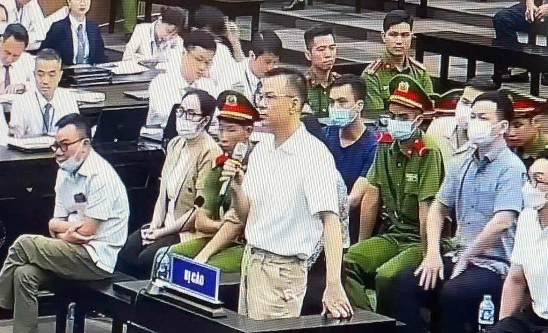 Bị cáo Đào Minh Dương trả lời xét hỏi tại phiên tòa xử vụ chuyến bay giải cứu - Ảnh: DANH TRỌNG