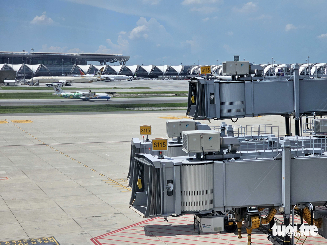 Hệ thống cầu ống lồng và quầy làm thủ tục tự động đáp ứng cho việc kết nối với máy bay A380 - máy bay thương mại cỡ lớn nhất hiện nay - Ảnh: NGỌC HIỂN