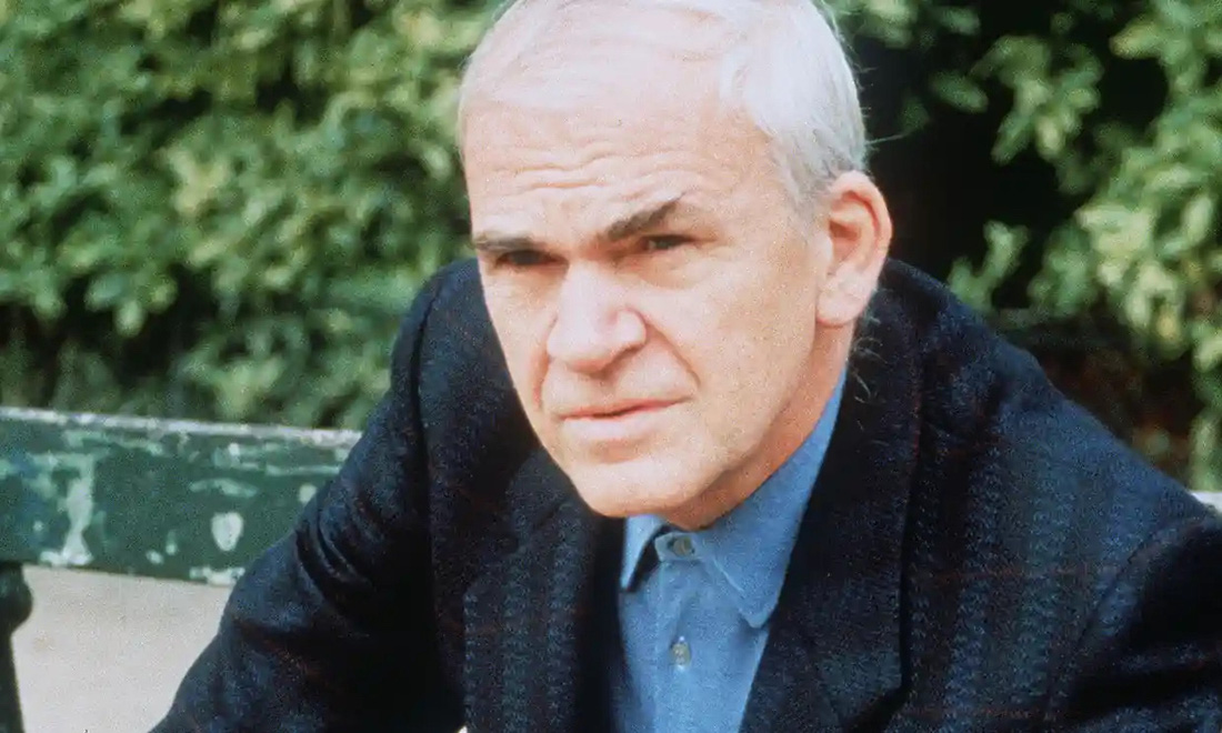 Milan Kundera vào năm 2002, ông giữ thông tin tiểu sử của mình ở mức tối thiểu và ít khi trả lời phỏng vấn - Ảnh: AFP