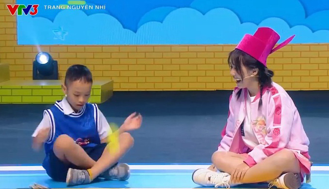 MC Hậu Hoàng cùng một bạn nhỏ chơi banh đũa trong chương trình Trạng nguyên nhí - Ảnh: VTV
