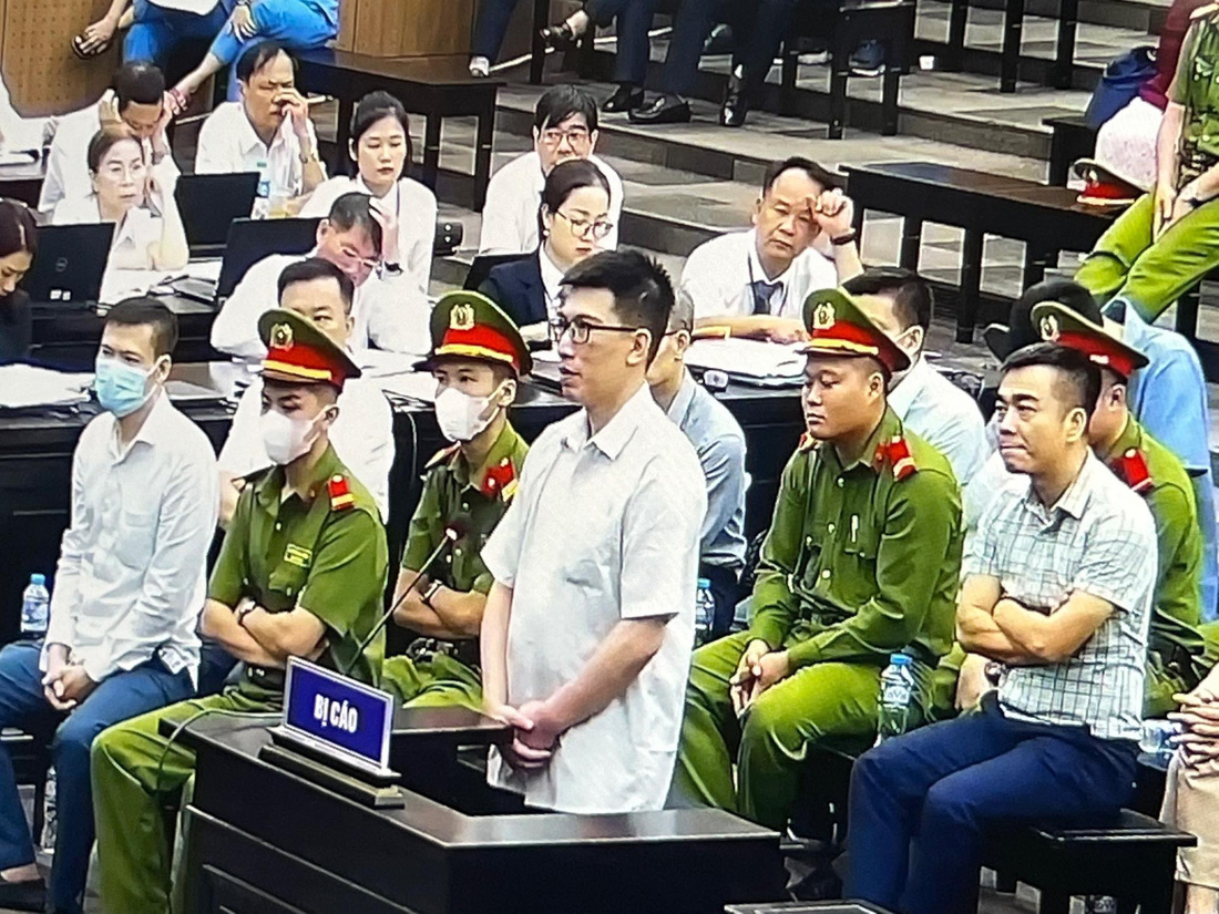Ông Nguyễn Quang Linh khai tại tòa - Ảnh: DANH TRỌNG