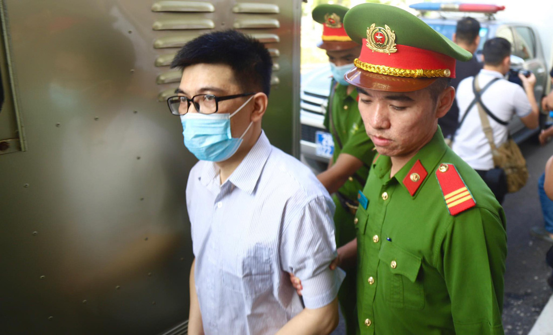 Ông Nguyễn Quang Linh - cựu trợ lý Phó thủ tướng Phạm Bình Minh - được dẫn giải đến tòa - Ảnh: DANH TRỌNG
