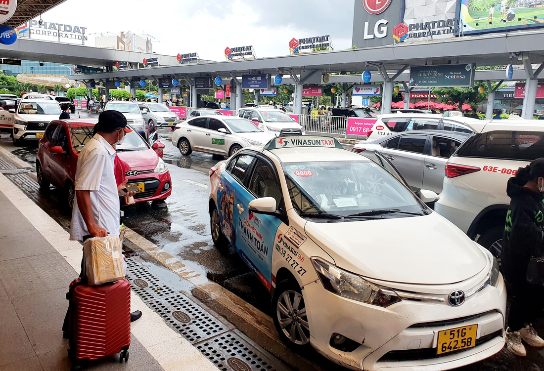 Hành khách đón xe tại sân bay Tân Sơn Nhất - Ảnh minh họa: CÔNG TRUNG