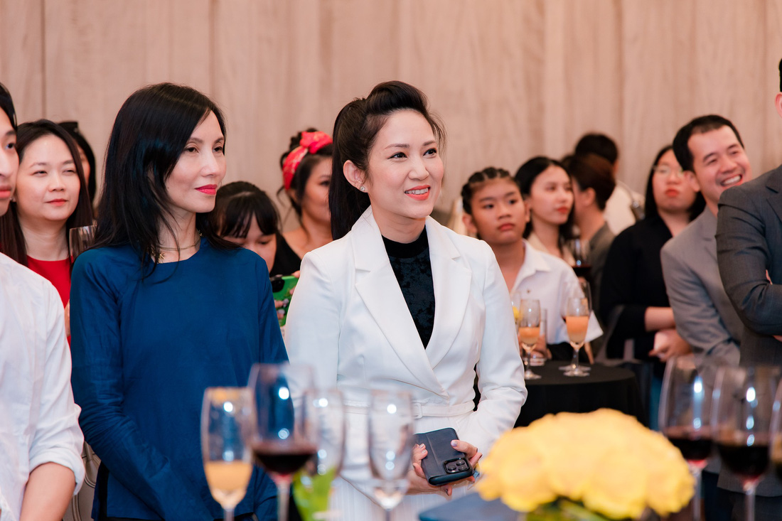Diễn viên Trần Nữ Yên Khê và bà Nguyễn Thị Thanh Thúy, phó giám đốc Sở Văn hóa và Thể thao TP.HCM - Ảnh: BTC