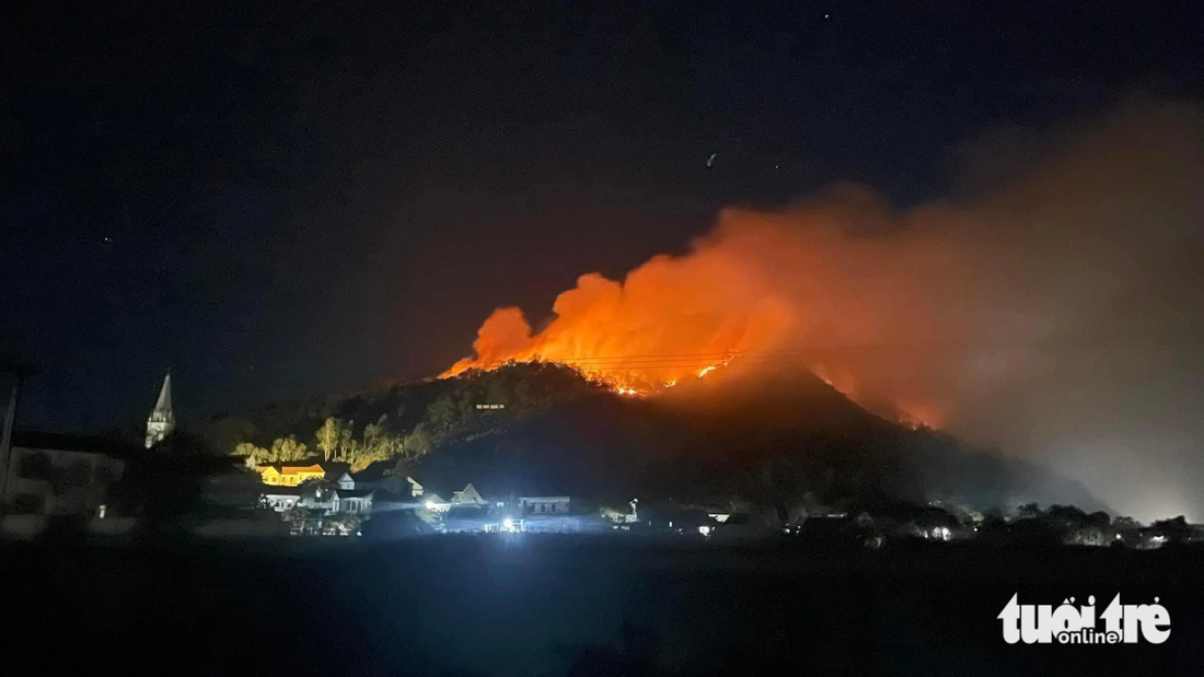 Đám cháy rừng đang uy hiếp các khu dân cư trong đêm - Ảnh: N.THẮNG