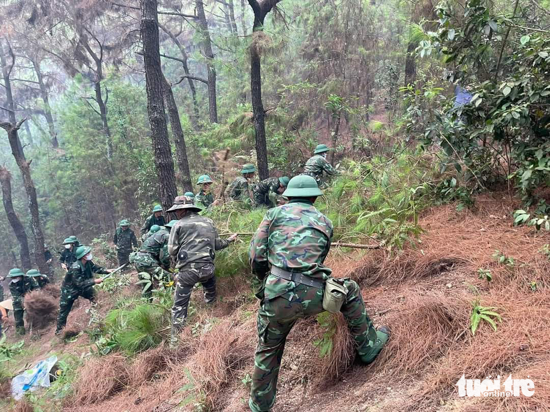 Các chiến sĩ tiểu đoàn 3, Lữ đoàn thông tin 80 làm đường băng cản lửa - Ảnh: N.THẮNG