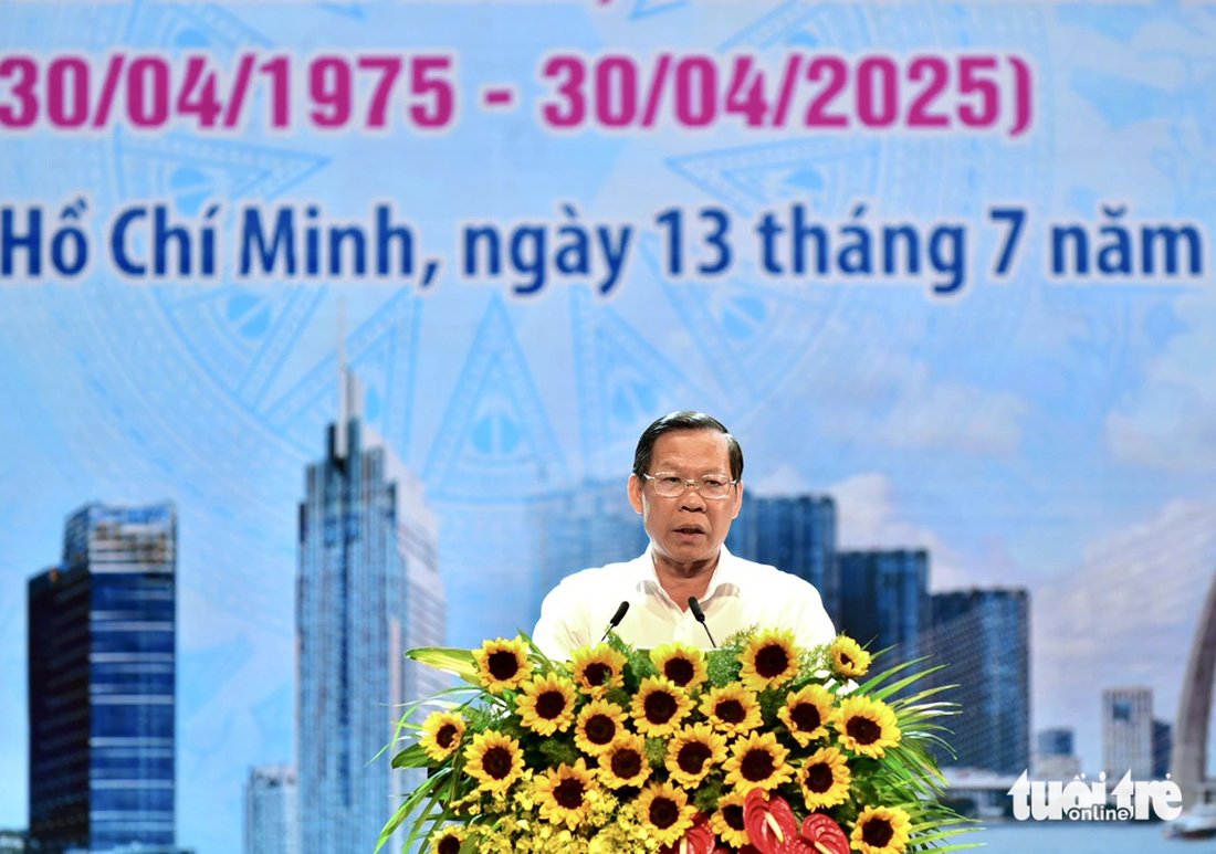 Ông Phan Văn Mãi phát biểu chỉ đạo cuộc vận động sáng tác và dàn dựng, quảng bá tác phẩm văn học, nghệ thuật - Ảnh: T.T.D.