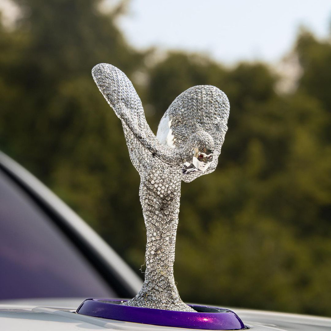 Chủ xe nổi tiếng đam mê kim cương nên việc loại đá quý này được đính cho biểu tượng Spirit of Ecstasy không quá bất ngờ - Ảnh: Car Effex