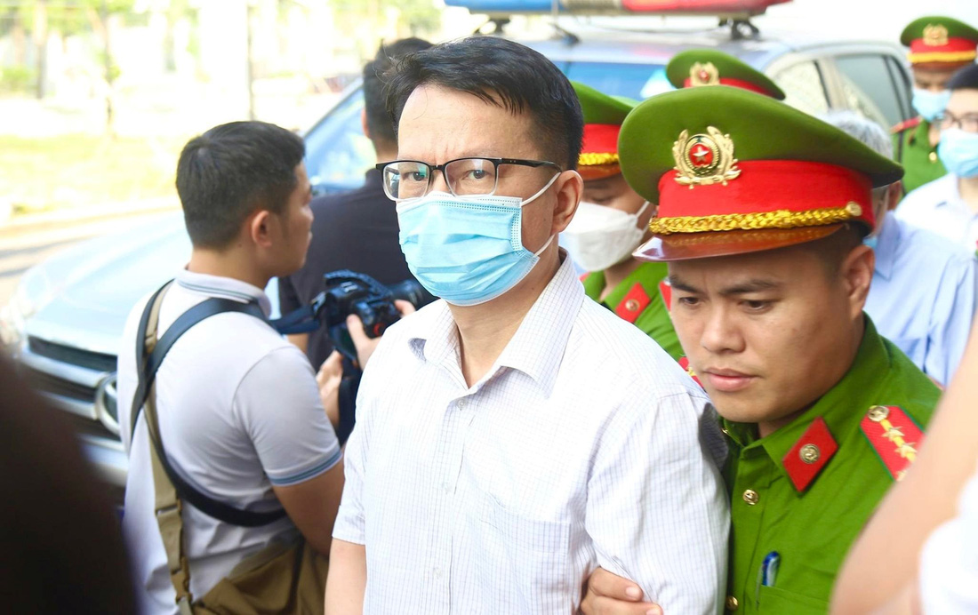 Bị cáo Trần Việt Thái (trái) được dẫn giải đến phiên tòa xử vụ chuyến bay giải cứu - Ảnh: DANH TRỌNG