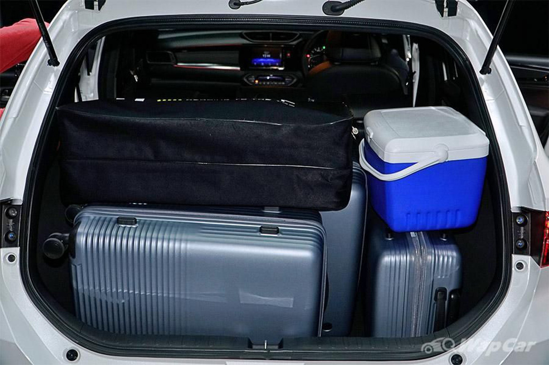 Việc không có nắp khoang hành lý giúp người dùng có thể sắp xếp đồ to rất dễ - Ảnh: Wapcar