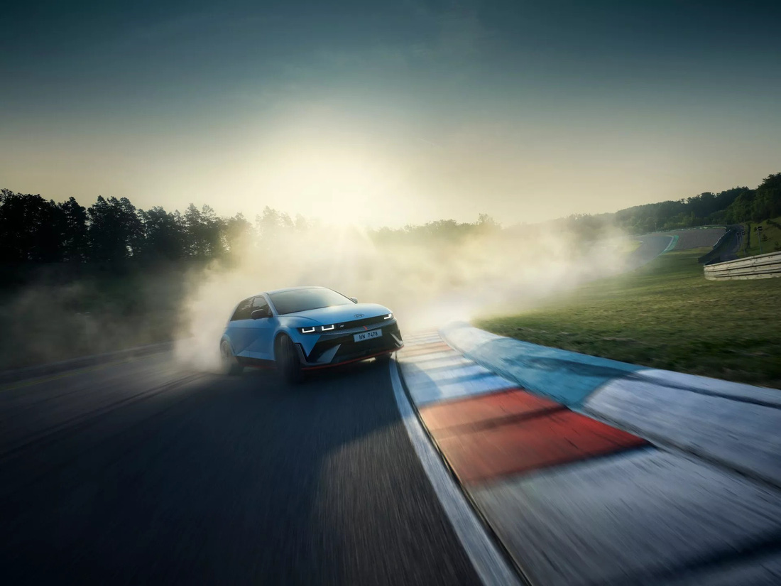 Xe điện tiếp tục duy trì thành tích ở phân khúc hiệu suất cao khi Hyundai Ioniq 5 N vượt qua 2 mẫu xe thể thao đích thực là BMW M2 và XM - Ảnh: Hyundai
