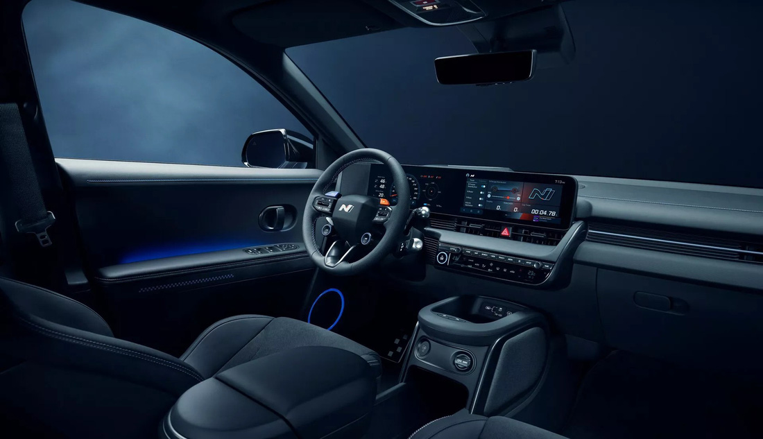 Nội thất Hyundai Ioniq 5 N trang bị vô lăng hoàn toàn mới cùng khoang lái tập trung vào khả năng vận hành tốc độ cao nhiều hơn - Ảnh: Hyundai
