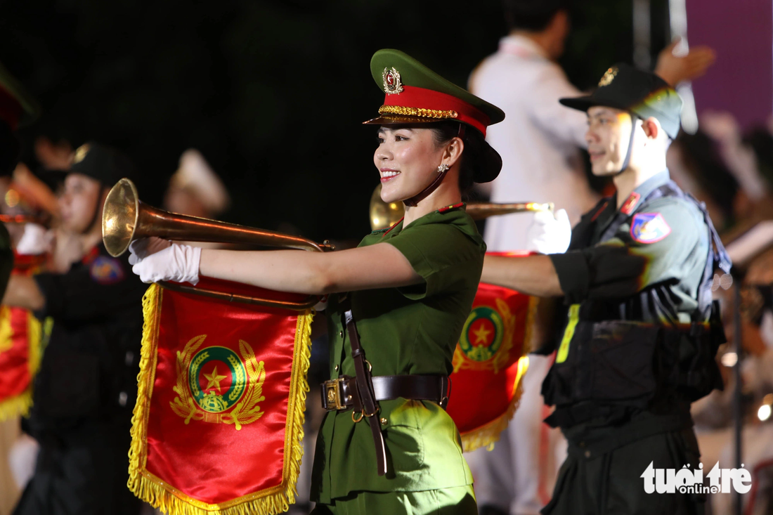 Các nữ chiến sĩ cảnh sát xinh đẹp múa phụ họa - Ảnh: DANH KHANG