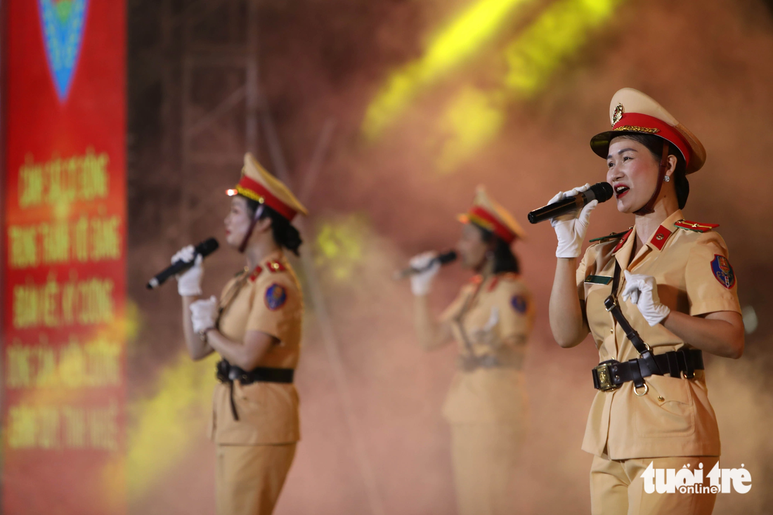 Nữ chiến sĩ Cảnh sát nhân dân biểu diễn tại chương trình -  Ảnh: DANH KHANG