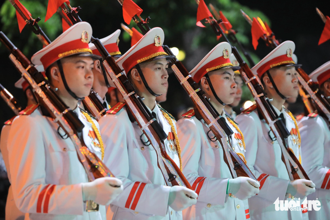 Các chiến sĩ thuộc Đoàn nghi lễ Công an nhân dân biểu diễn tại chương trình - Ảnh: DANH KHANG