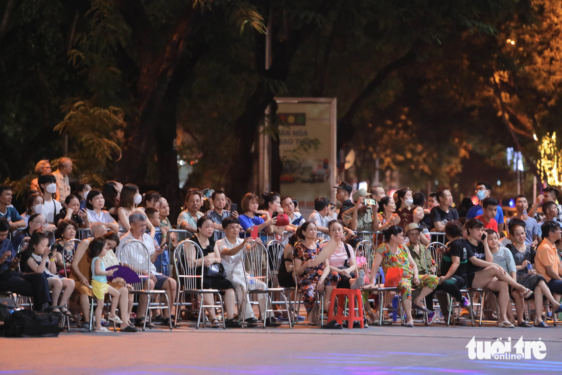 Người dân và du khách xem biểu diễn ca nhạc - Ảnh: DANH KHANG