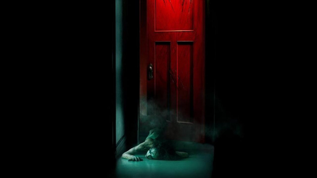 Cánh cửa đỏ mở ra một thế giới quỷ quái đáng sợ, trêu đùa tâm trí con người - Ảnh: Blumhouse Productions