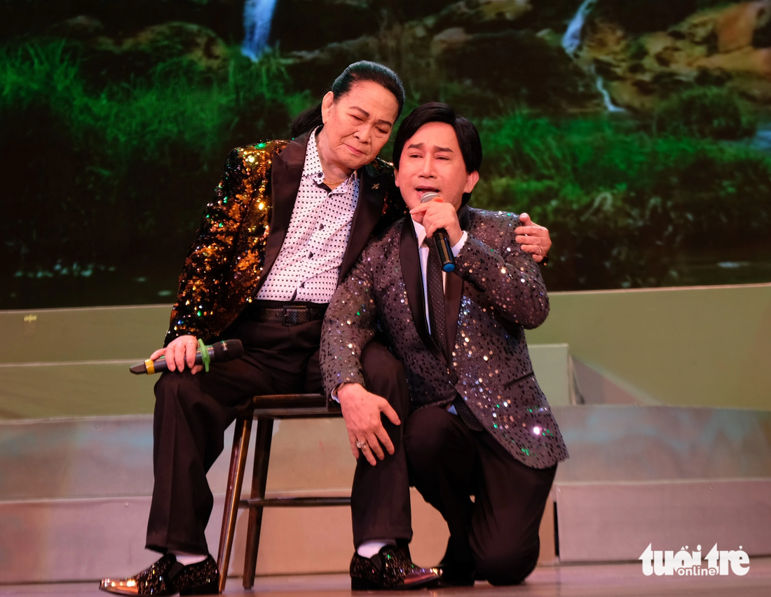 Nghệ sĩ Minh Cảnh hát cùng Kim Tử Long bài ca cổ Võ Đông Sơ - Bạch Thu Hà - Ảnh: LINH ĐOAN