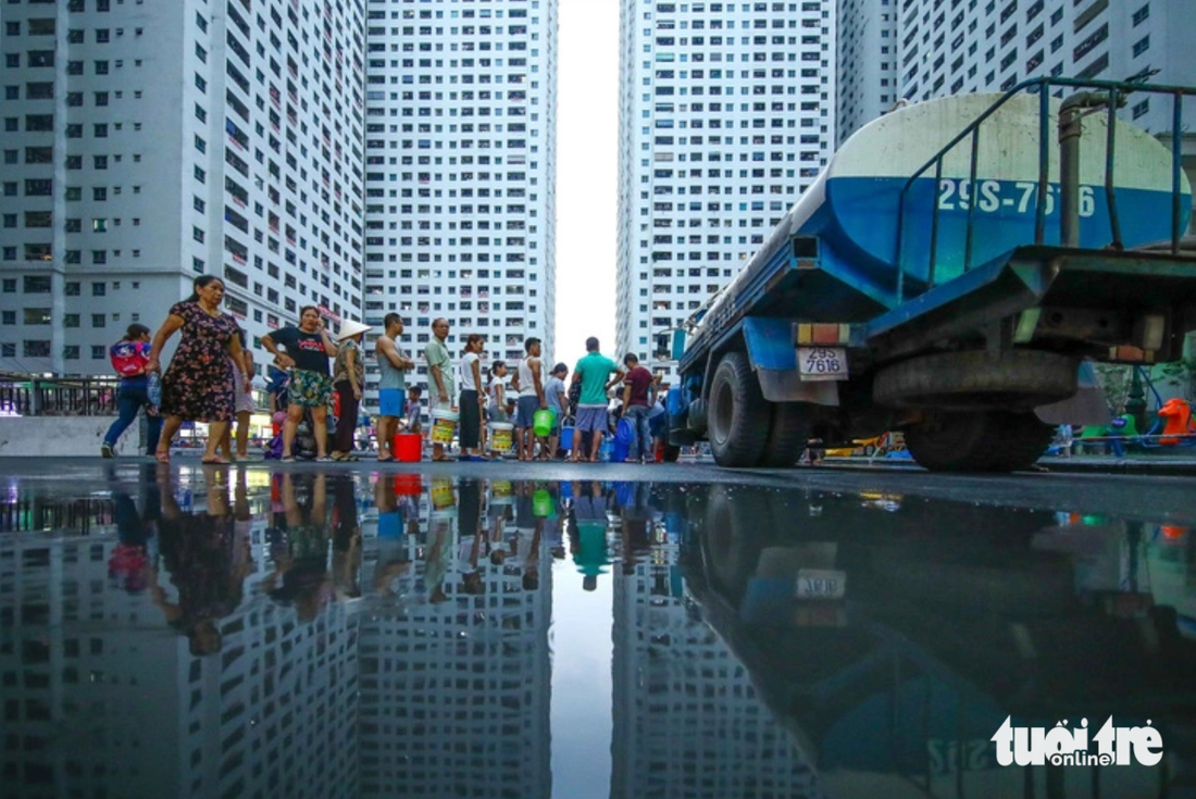 Người dân thủ đô trong những ngày khủng hoảng thiếu nước sạch do nguồn nước sạch sông Đà nhiễm dầu thải, ảnh chụp năm 2019 - Ảnh: NGUYỄN KHÁNH