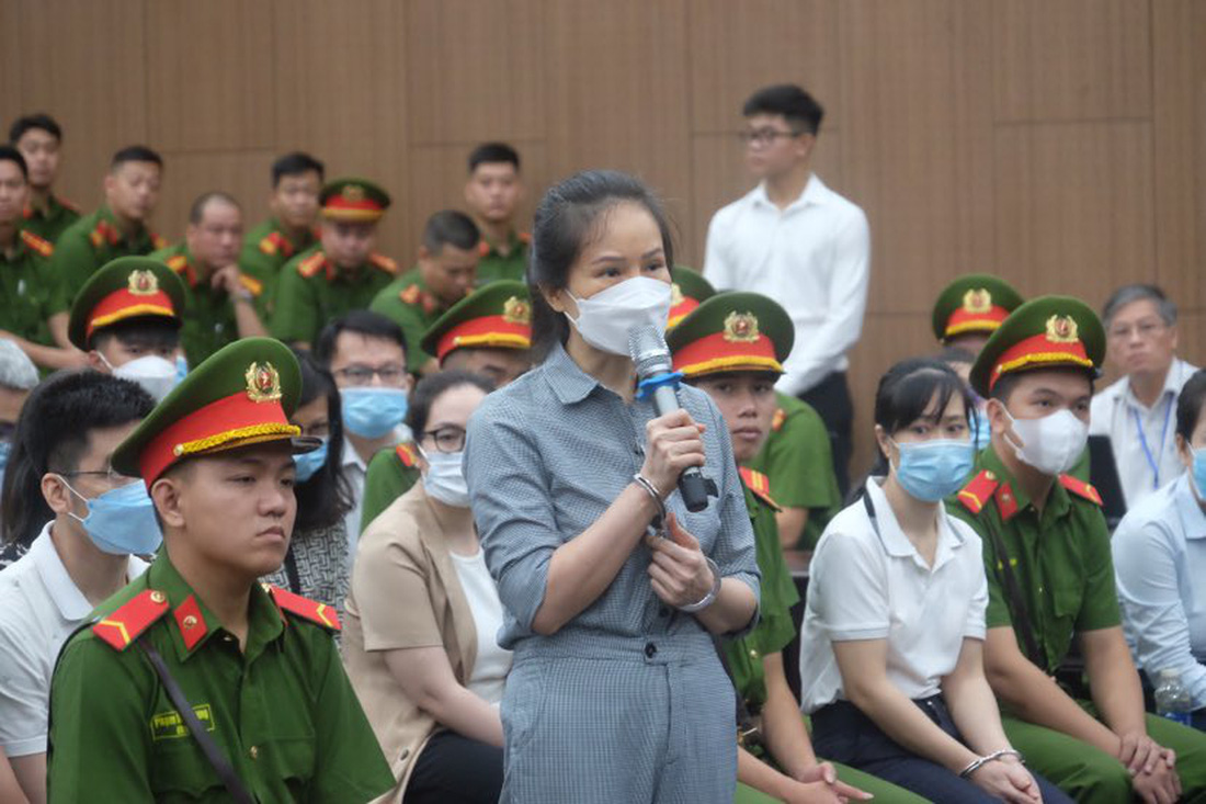 Cựu cục trưởng Cục Lãnh sự Nguyễn Thị Hương Lan tại phiên tòa xét xử vụ chuyến bay giải cứu - Ảnh: NAM ANH