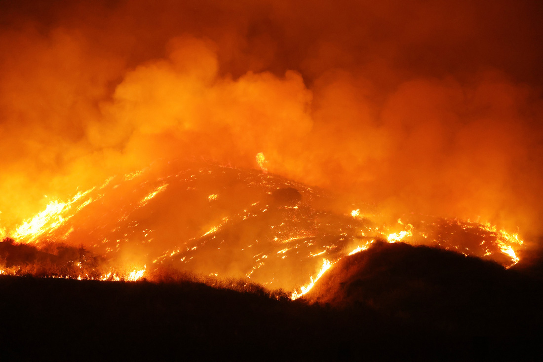 Đám cháy tại thung lũng Moreno, California hôm 14-7 lan rộng đến 7.000ha chỉ trong 24 giờ - Ảnh: AFP