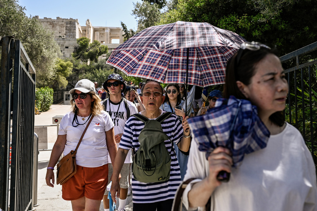 Du khách tham quan di chỉ khảo cổ Acropolis (thủ đô Athens, Hy Lạp) dưới cái nóng xấp xỉ 40 độ C ngày 14-7 - Ảnh: AFP