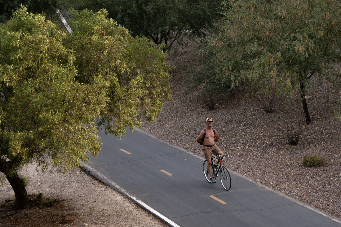 Một người đàn ông cởi trần đạp xe tại thành phố Tucson (bang Arizona) dưới cái nóng oi ả của nơi này - Ảnh: AFP
