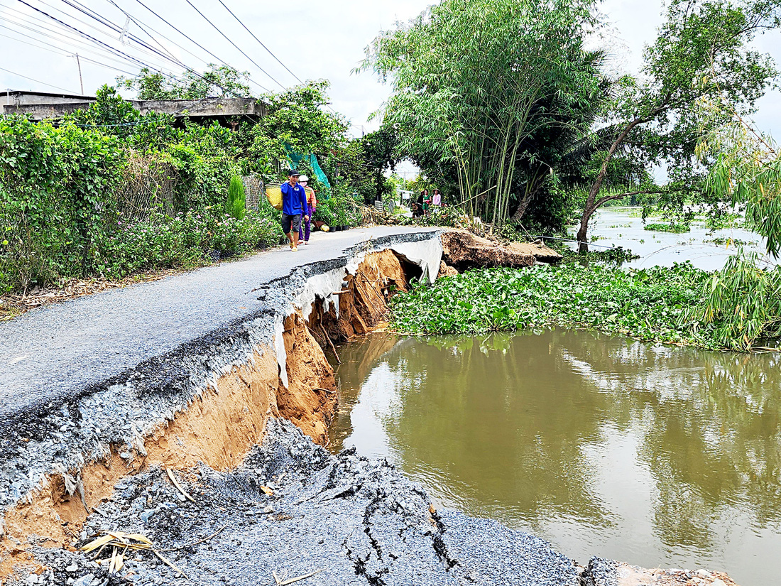 Đoạn đường huyện 54B dài hơn 50m bị đổ sụp xuống sông Ba Rài