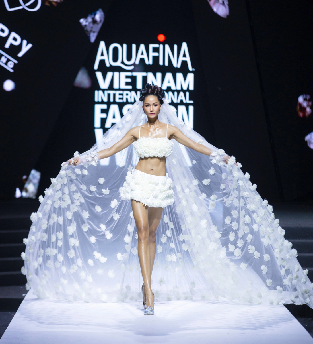 Hoa hậu H’Hen Niê trong mẫu thiết kế với gam màu trắng chủ đạo của Thảo Nguyễn