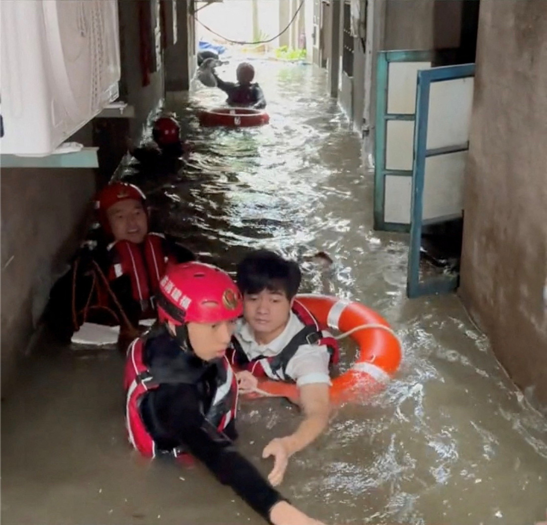 Lực lượng cứu hộ giải cứu người dân mắc kẹt do lũ ở Phúc Châu - Ảnh: REUTERS
