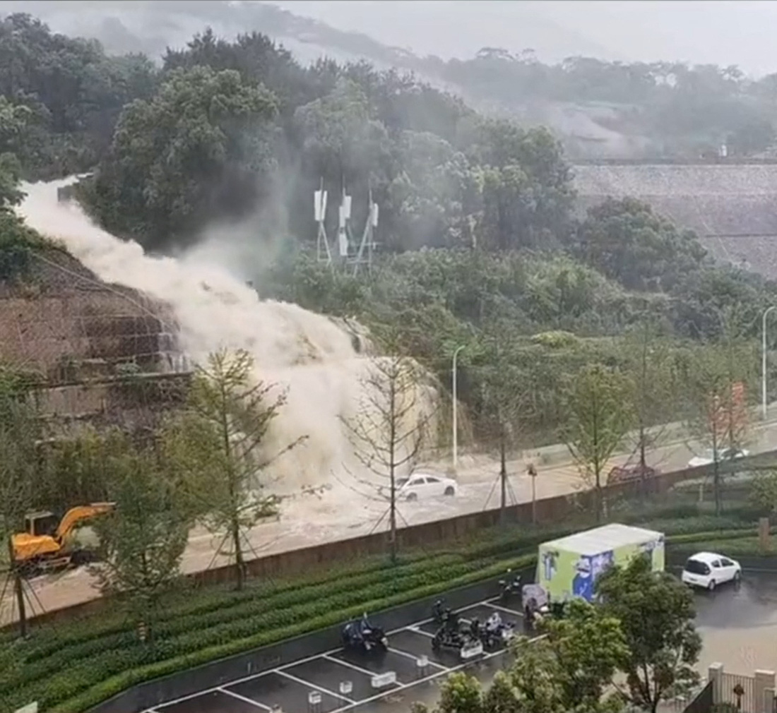 Lũ do mưa lớn tại thành phố Phúc Châu, Phúc Kiến, Trung Quốc - Ảnh: REUTERS