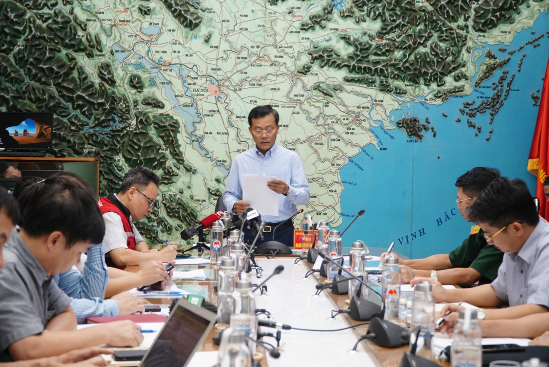 Ông Nguyễn Văn Tiến - phó chánh văn phòng Ban Chỉ đạo quốc gia về phòng, chống thiên tai - đề nghị không chủ quan trước những diễn biến mới của cơn bão số 1 - Ảnh: NGUYỄN HIỀN