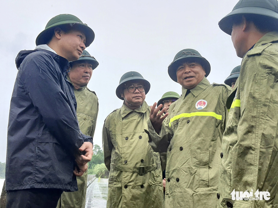 Thứ trưởng Nguyễn Hoàng Hiệp (thứ 2 từ phải qua) kiểm tra công tác ứng phó mưa bão số 1 tại Quảng Ninh sáng 18-7 - Ảnh: H.HÀ