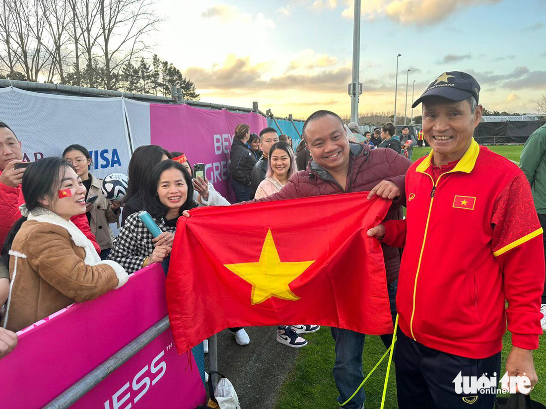 HLV Mai Đức Chung cùng kiều bào Việt Nam tại Auckland - Ảnh: TRUNG NGHĨA