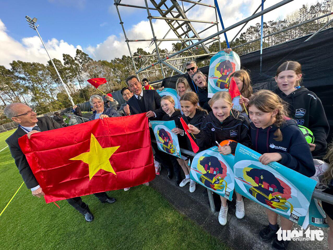 Trẻ em New Zealand yêu thích tuyển nữ Việt Nam - Ảnh: TRUNG NGHĨA