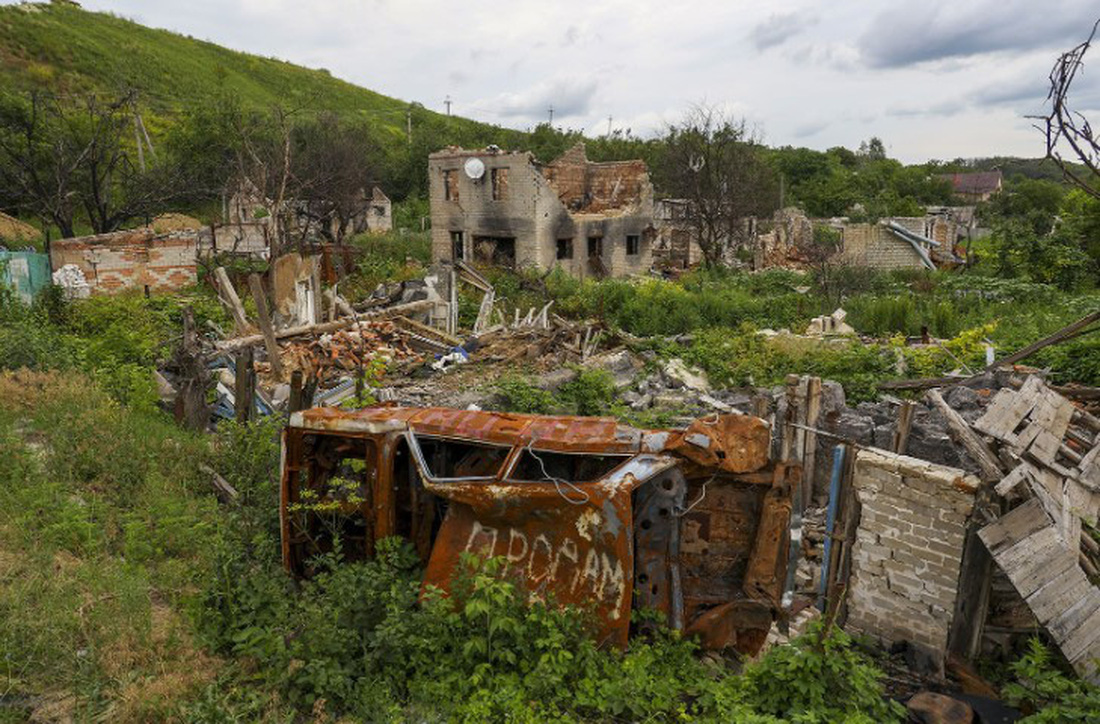 Ngôi làng Kupyansk-Vuzlovyi ở Ukraine hoang tàn sau trận đánh bom. Ảnh chụp ngày 28-6 - Ảnh chụp màn hình: Sofiia Bobok/Anadolu Agency/Getty Images
