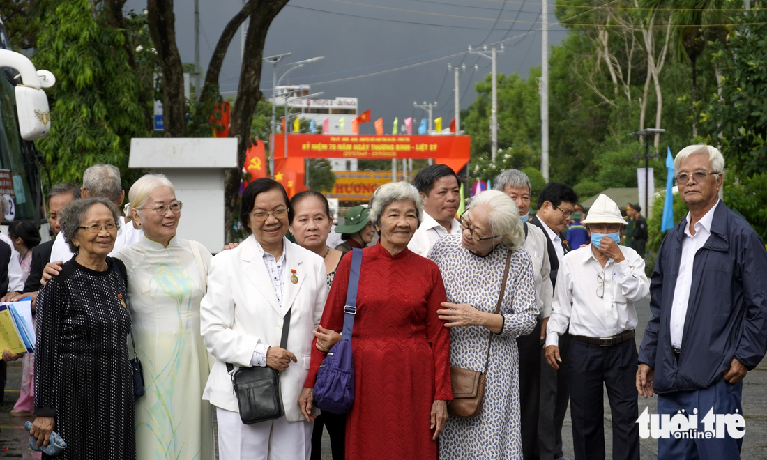 Những nữ cựu tù chính trị Côn Đảo vui tươi, xúc động trong ngày trở về &quot;chiến trường&quot; xưa - Ảnh: ĐÔNG HÀ 