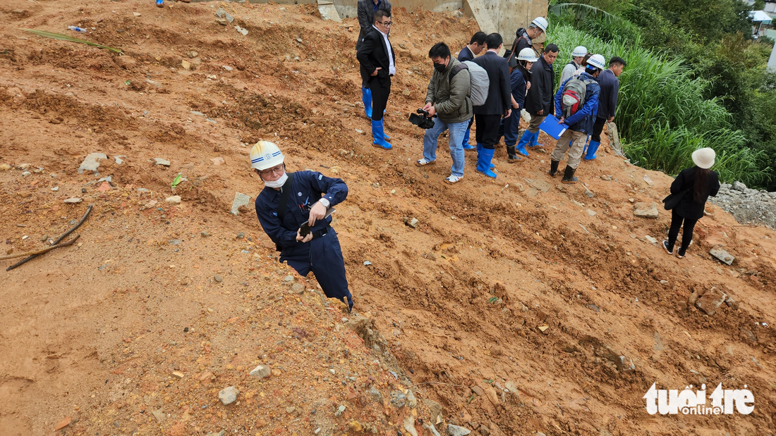 Chuyên gia Nhật Bản khảo sát vụ sạt lở đất tại hẻm 36 Hoàng Hoa Thám (Đà Lạt) - Ảnh: M.V