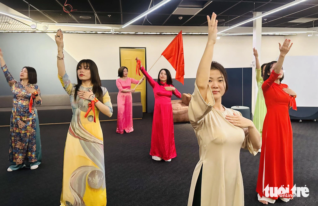 Màn múa áo dài của nhóm múa kiều bào Việt Nam tại World Cup 2023 - Ảnh: TRUNG NGHĨA